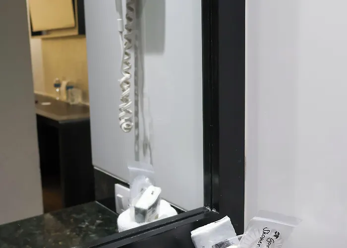 Embassy Hotel 3*